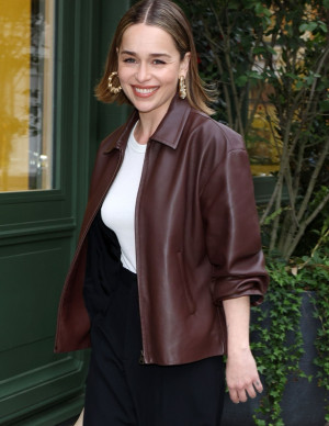 Emilia Clarke impose son cuir brun sans hausser les sourcils