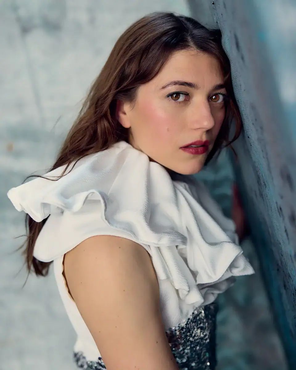 Jasmine Blackborow ose le costume blanc pour une campagne Cellotape troublante