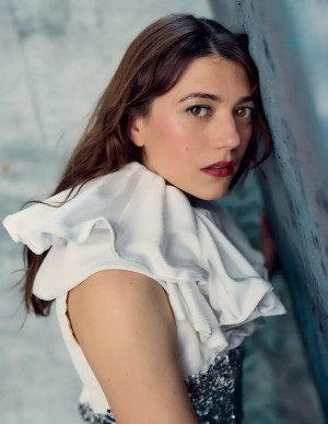 Jasmine Blackborow ose le costume blanc pour une campagne Cellotape troublante