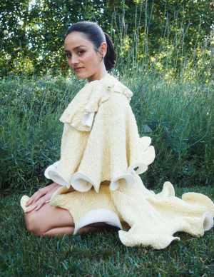 Chase Sui Wonders joue les muses Dior, pelouse sage et regard dangereux