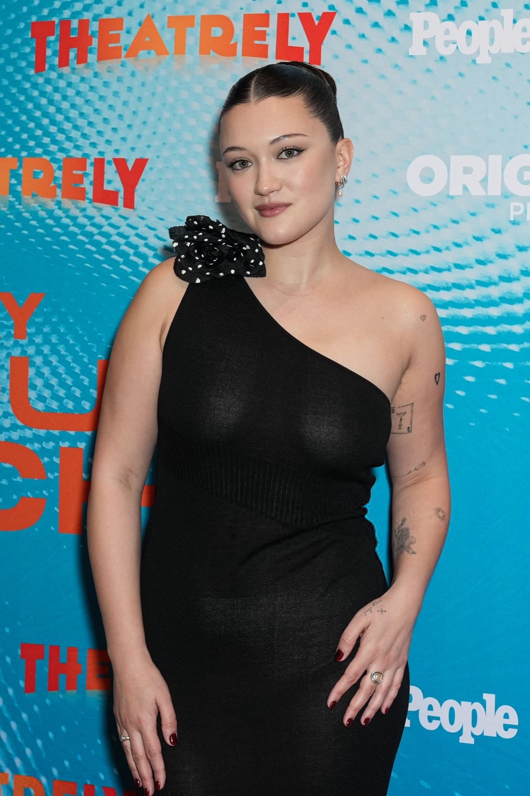Isa Briones au Broadway Breakout Brunch, l’épaule nue vole la promotion