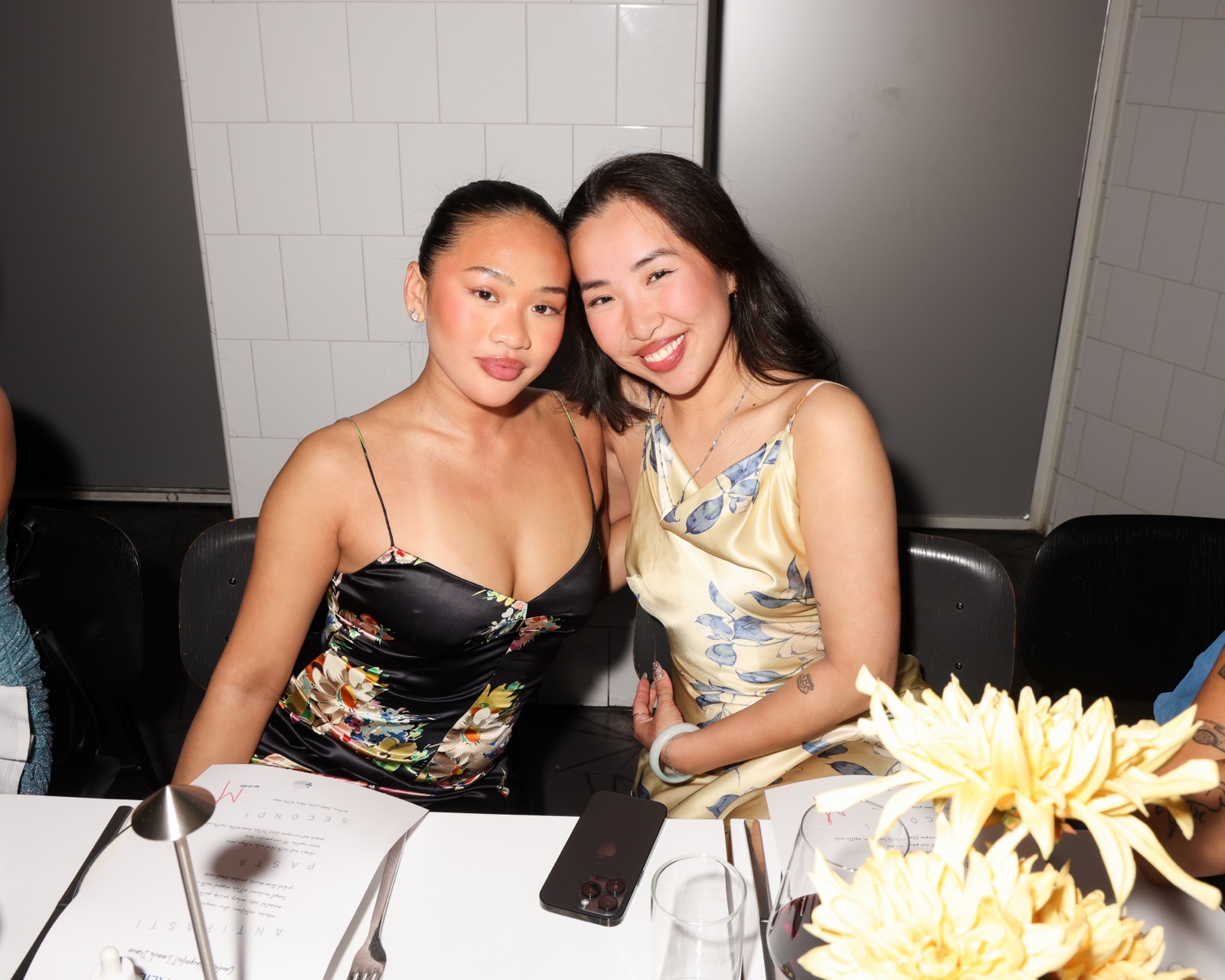 Sunisa Lee célèbre Vinoperfect à New York en nuisette florale