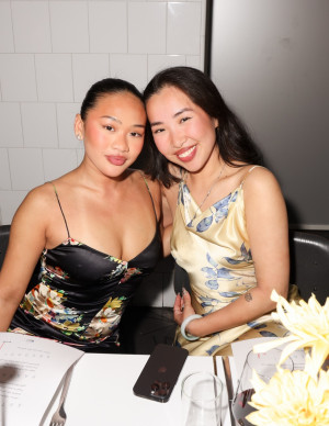 Sunisa Lee célèbre Vinoperfect à New York en nuisette florale