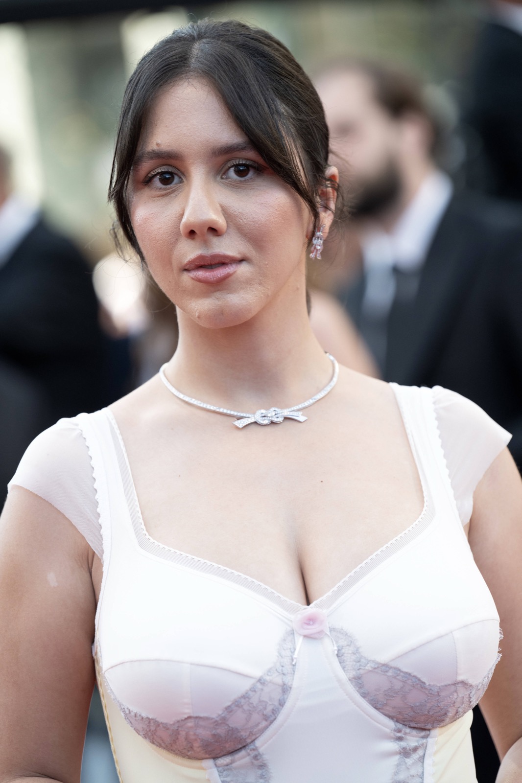 Anaïde Rozam à Cannes, robe ivoire dentelle pour Histoires De La Nuit
