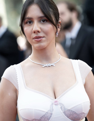 Anaïde Rozam à Cannes, robe ivoire dentelle pour Histoires De La Nuit