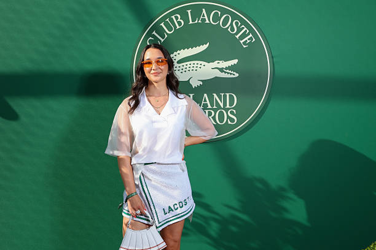 Eva Lys à la soirée officielle Club Lacoste Roland-Garros en jupe blanche
