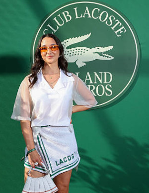 Eva Lys à la soirée officielle Club Lacoste Roland-Garros en jupe blanche