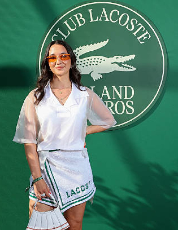 Eva Lys à la soirée officielle Club Lacoste Roland-Garros en jupe blanche