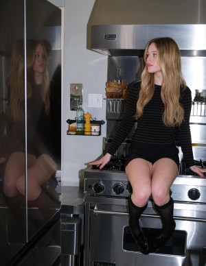 Lulu Wilson version cuisine chic dans le shooting cinéma de 71 Magazine