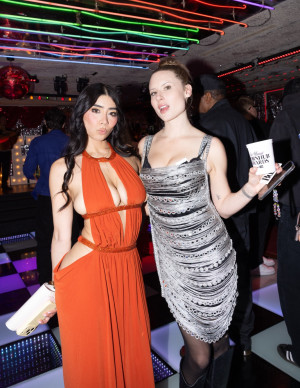 Violet Myers en robe orange aux Pornhub Awards, décolleté très assumé