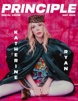 Katherine Ryan très couture dans Principle Magazine, manches noires XXL