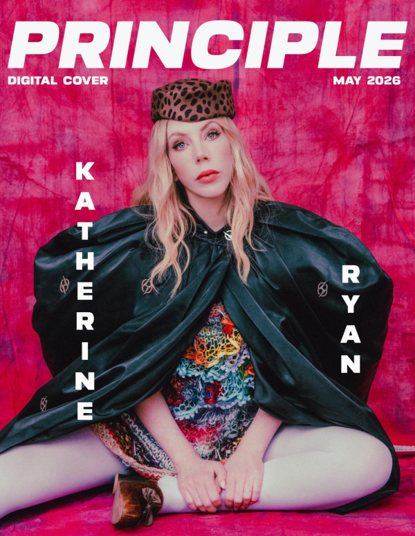 Katherine Ryan très couture dans Principle Magazine, manches noires XXL