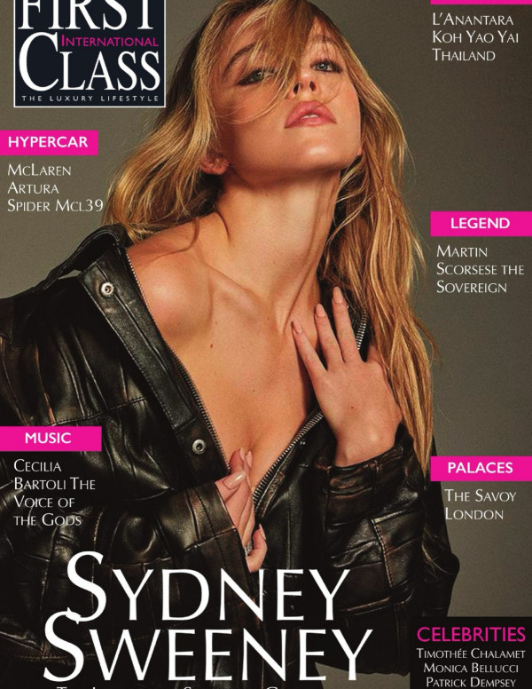 Sydney Sweeney en couverture de First Class Magazine, cuir noir entrouvert