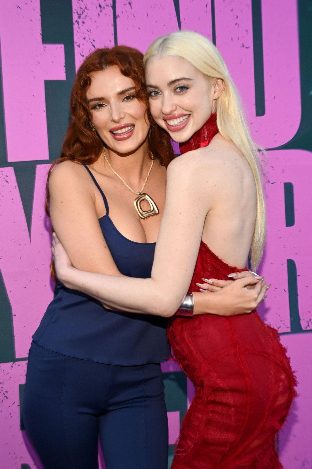 Bella Thorne pose en combinaison bleue devant le logo Find Your Friends