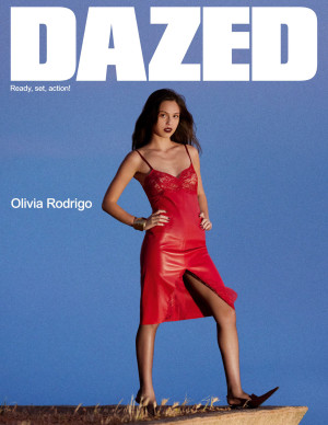 Olivia Rodrigo en shooting Dazed Magazine, soutien-gorge bijou et coucher de soleil