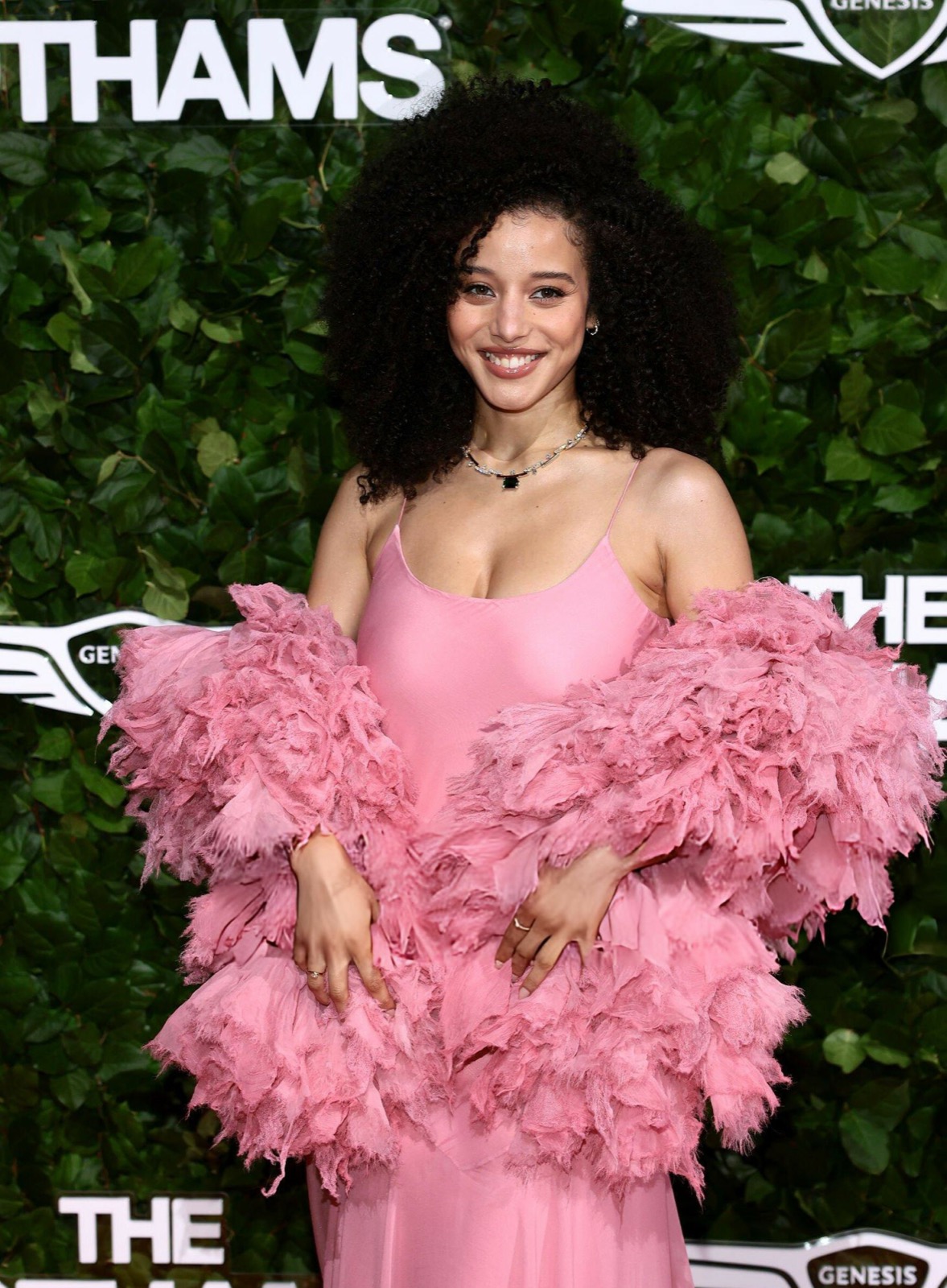 Chase Infiniti en rose plumeux aux Gotham Television Awards 2026