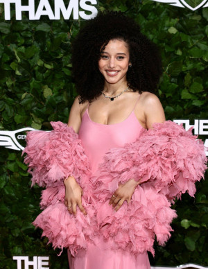 Chase Infiniti en rose plumeux aux Gotham Television Awards 2026