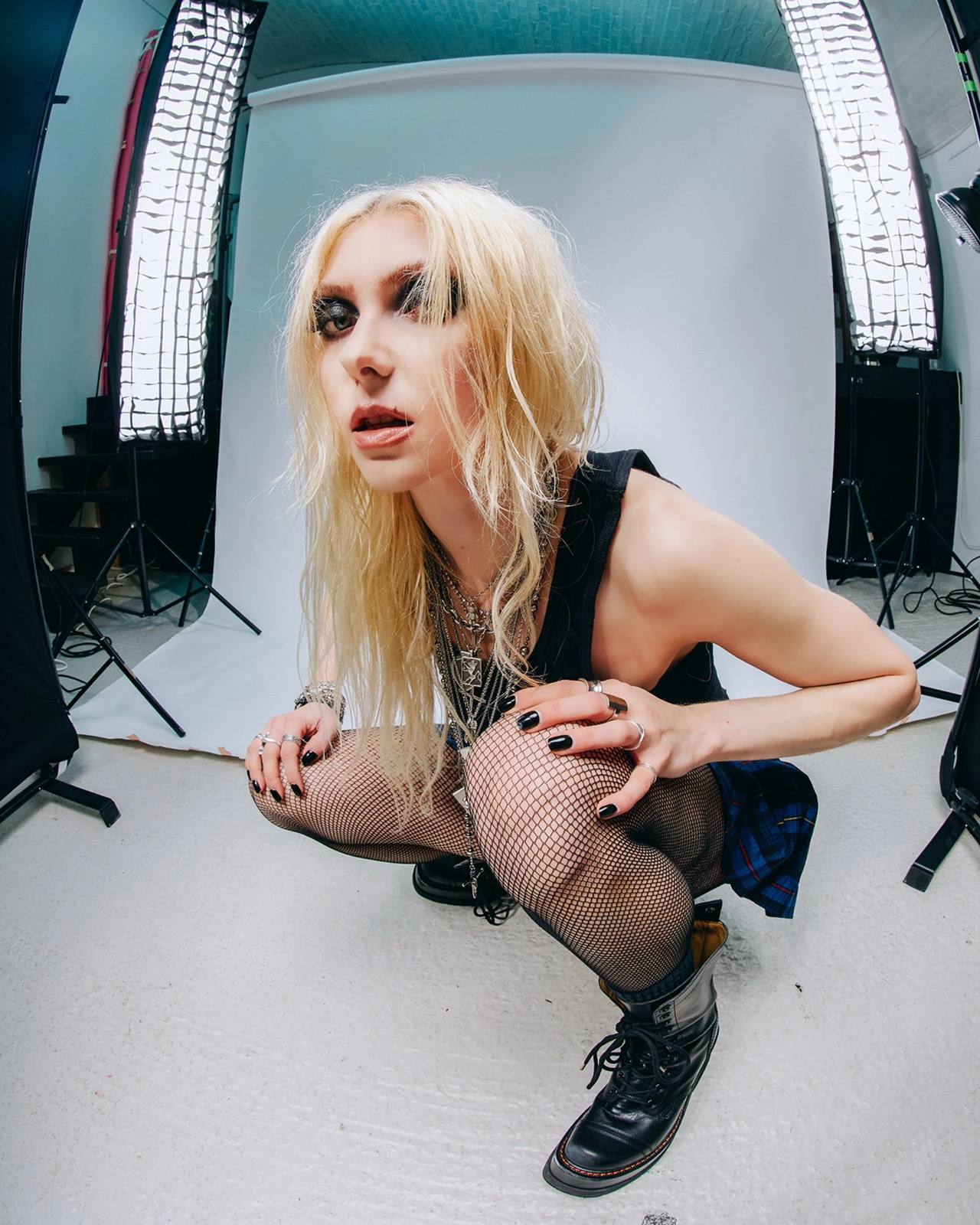 Taylor Momsen pose pour Kerrang!, version rock sombre et collants résille