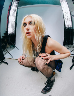 Taylor Momsen pose pour Kerrang!, version rock sombre et collants résille