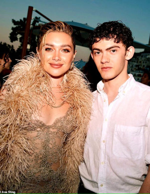 Florence Pugh à l’anniversaire d’Harris Reed, robe brodée très transparente