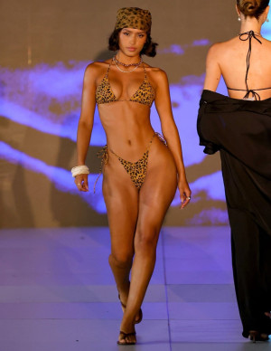 Isa Ludena en bikini léopard au défilé Miami Swim Week