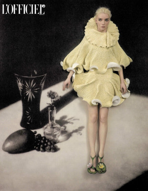 Anya Taylor-Joy en robe crème et décor surréaliste pour L’Officiel USA