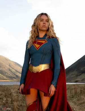 Milly Alcock dans Empire UK, costume de Supergirl et cape rouge