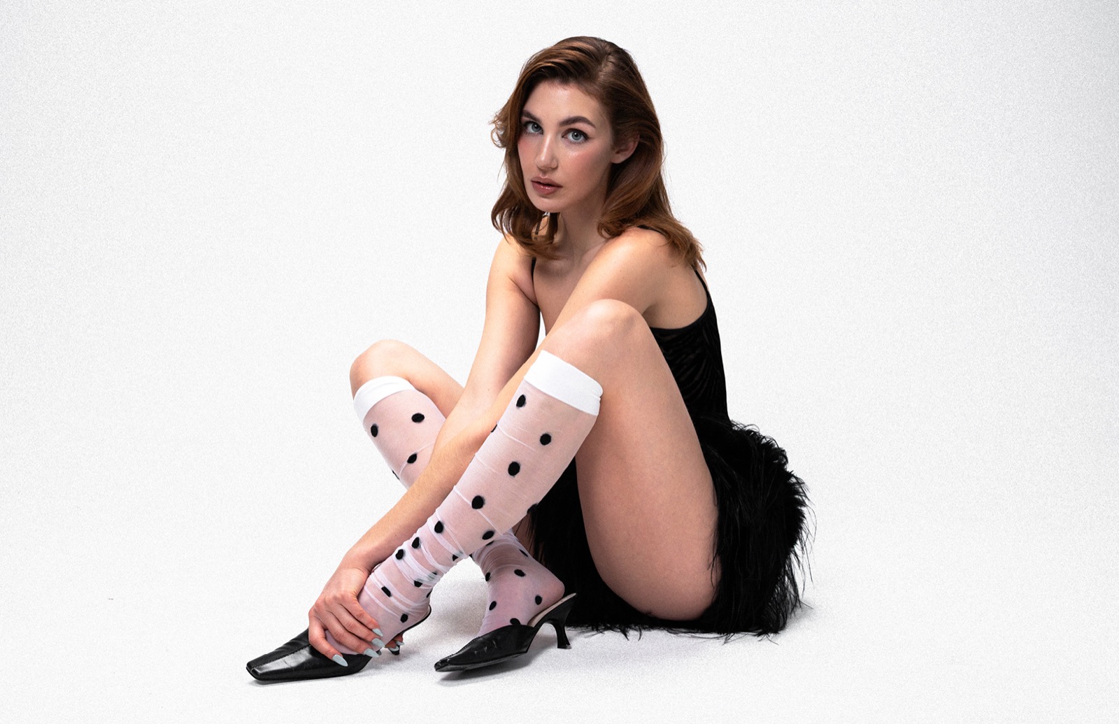 Sophie Nélisse en shooting Schön Magazine, robe noire et chaussettes à pois