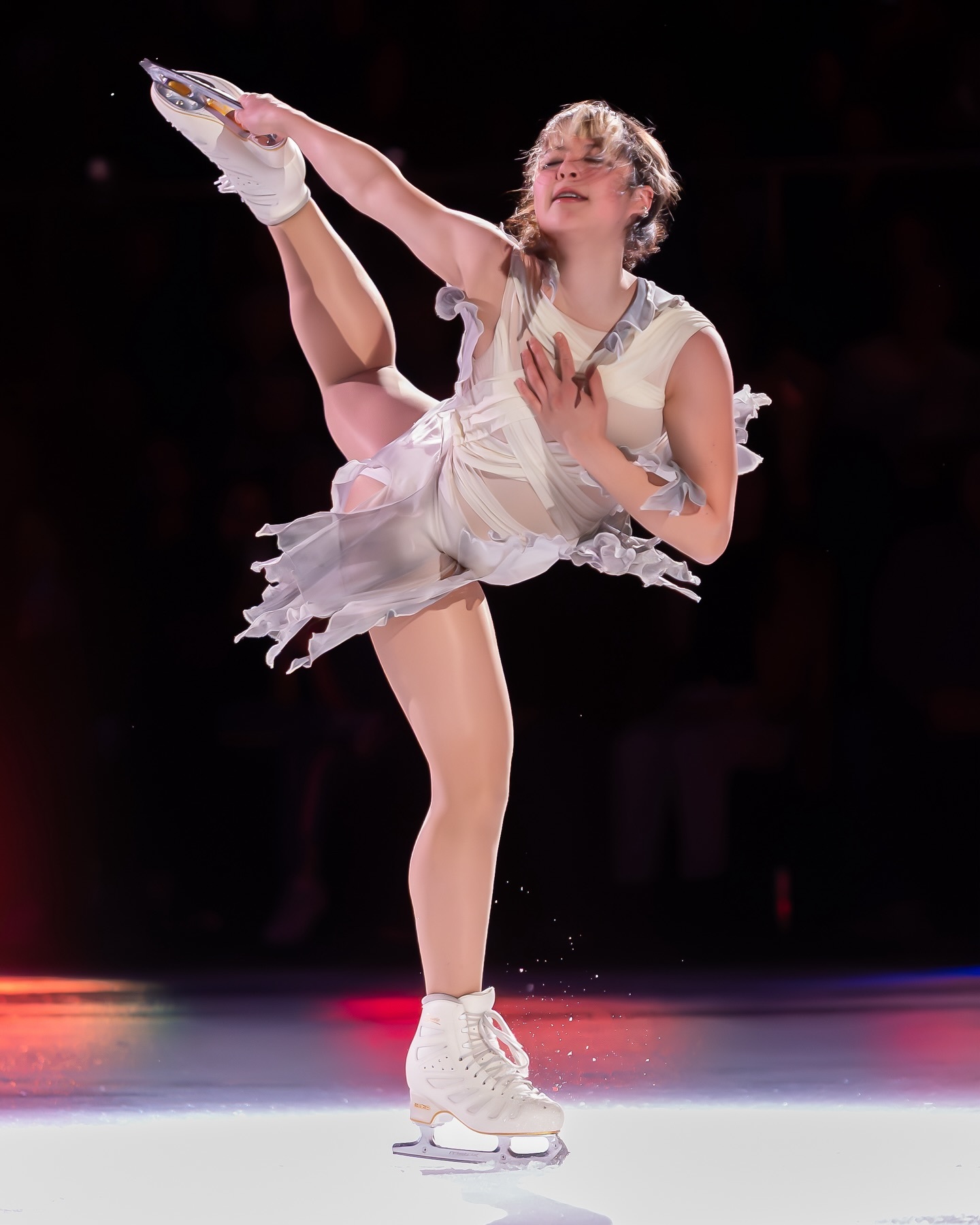 Alysa Liu sur la tournée Stars on Ice, robe blanche et bras déployés