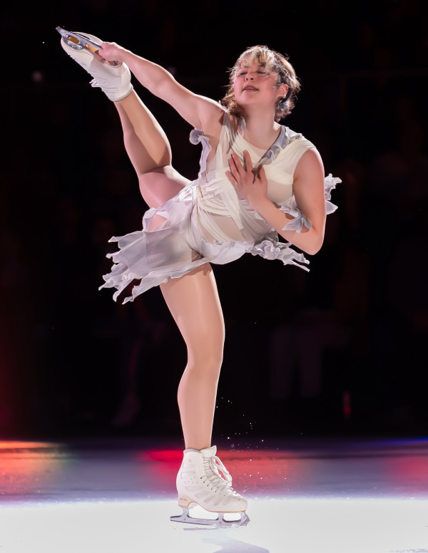 Alysa Liu sur la tournée Stars on Ice, robe blanche et bras déployés