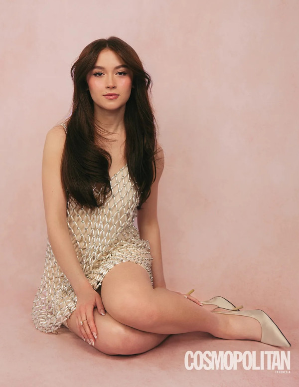 Anna Cathcart en robe pastel, ambiance bonbon pour Cosmopolitan