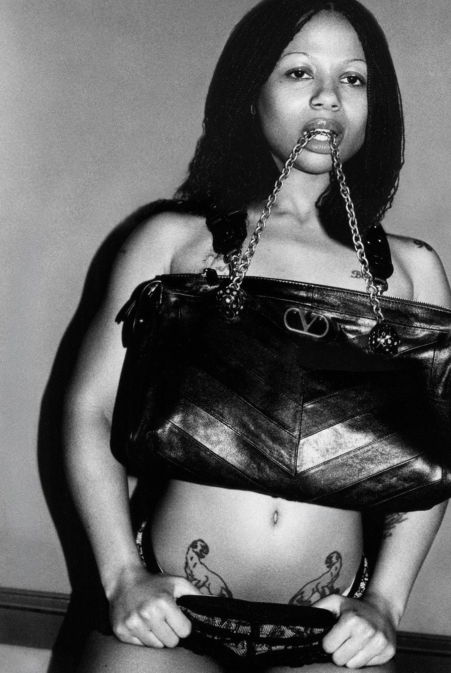 Myha’la pose pour DAZED, fourrure noire et regard sans pardon
