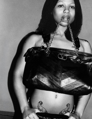 Myha’la pose pour DAZED, fourrure noire et regard sans pardon