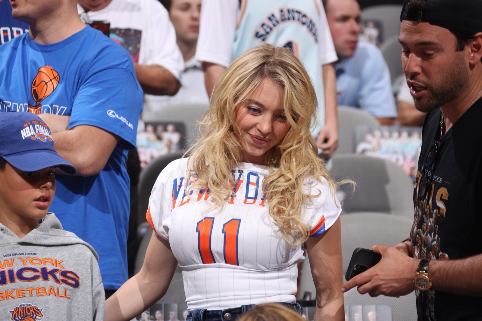 Sydney Sweeney en supportrice Knicks, Finales NBA et sourire ultra spontané