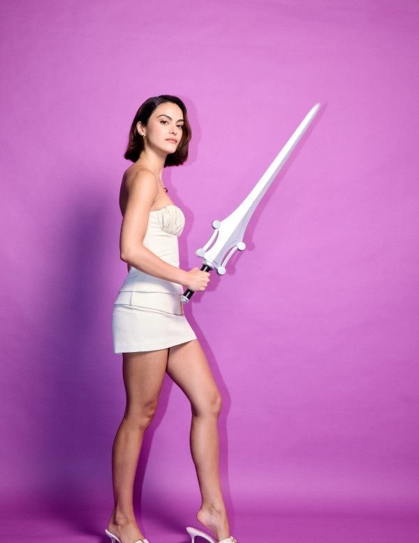 Camila Mendes à Los Angeles, épée géante et décor infernal