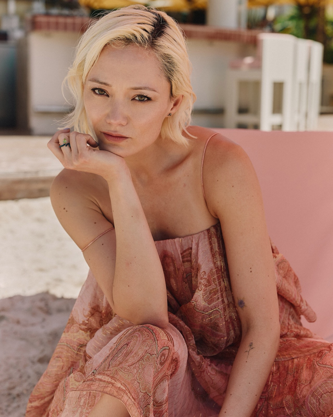 Pom Klementieff pose pour Harper’s Bazaar, robe rose et parasol pastel