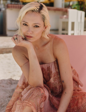 Pom Klementieff pose pour Harper’s Bazaar, robe rose et parasol pastel