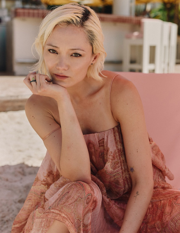 Pom Klementieff pose pour Harper’s Bazaar, robe rose et parasol pastel