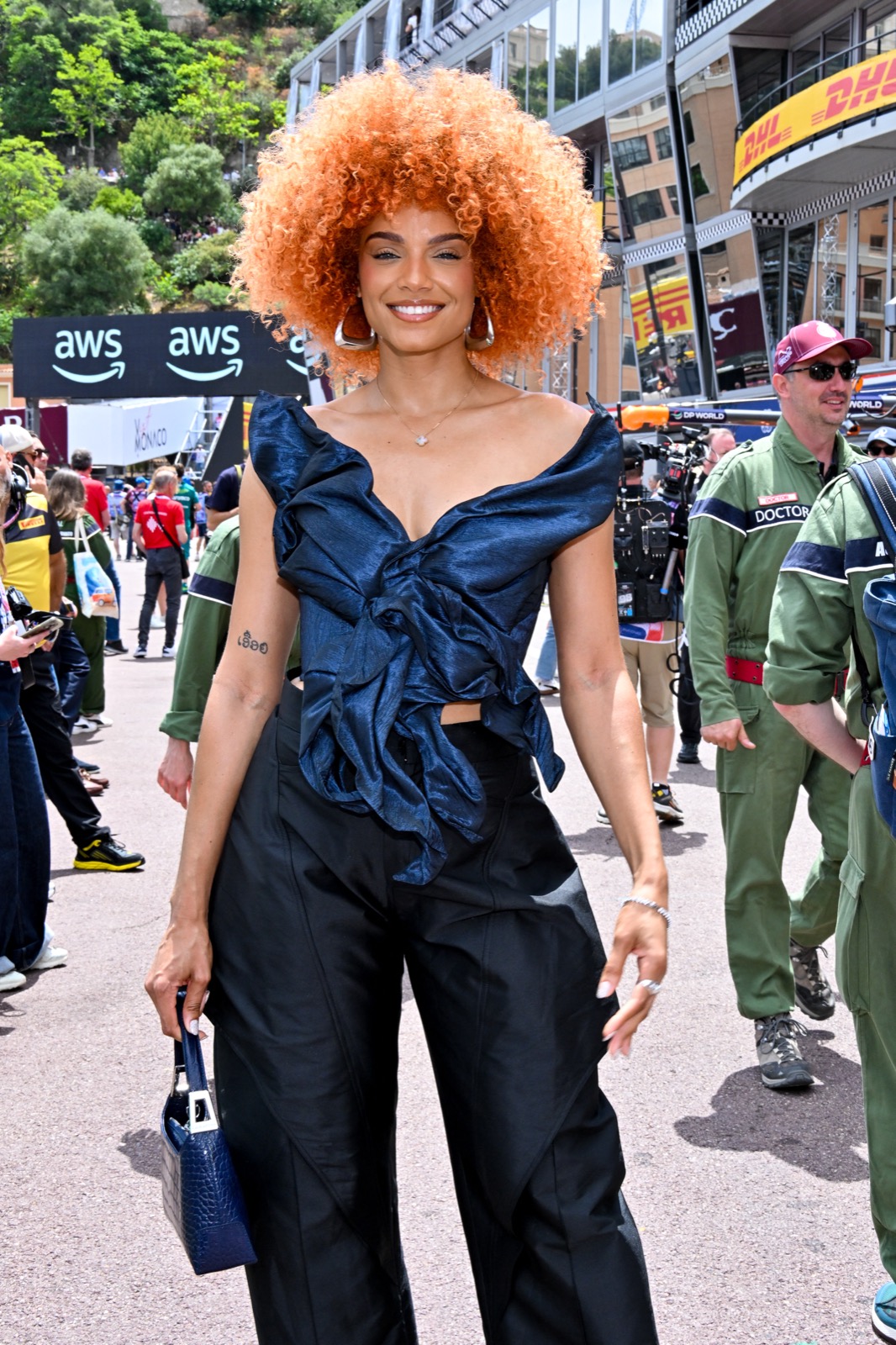 Alicia Aylies au Circuit de Monaco, afro rousse et look bleu nuit
