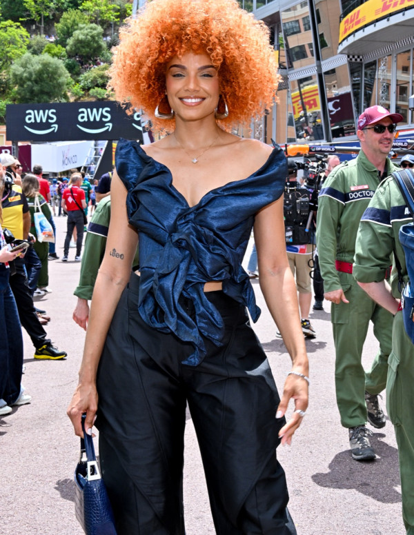 Alicia Aylies au Circuit de Monaco, afro rousse et look bleu nuit