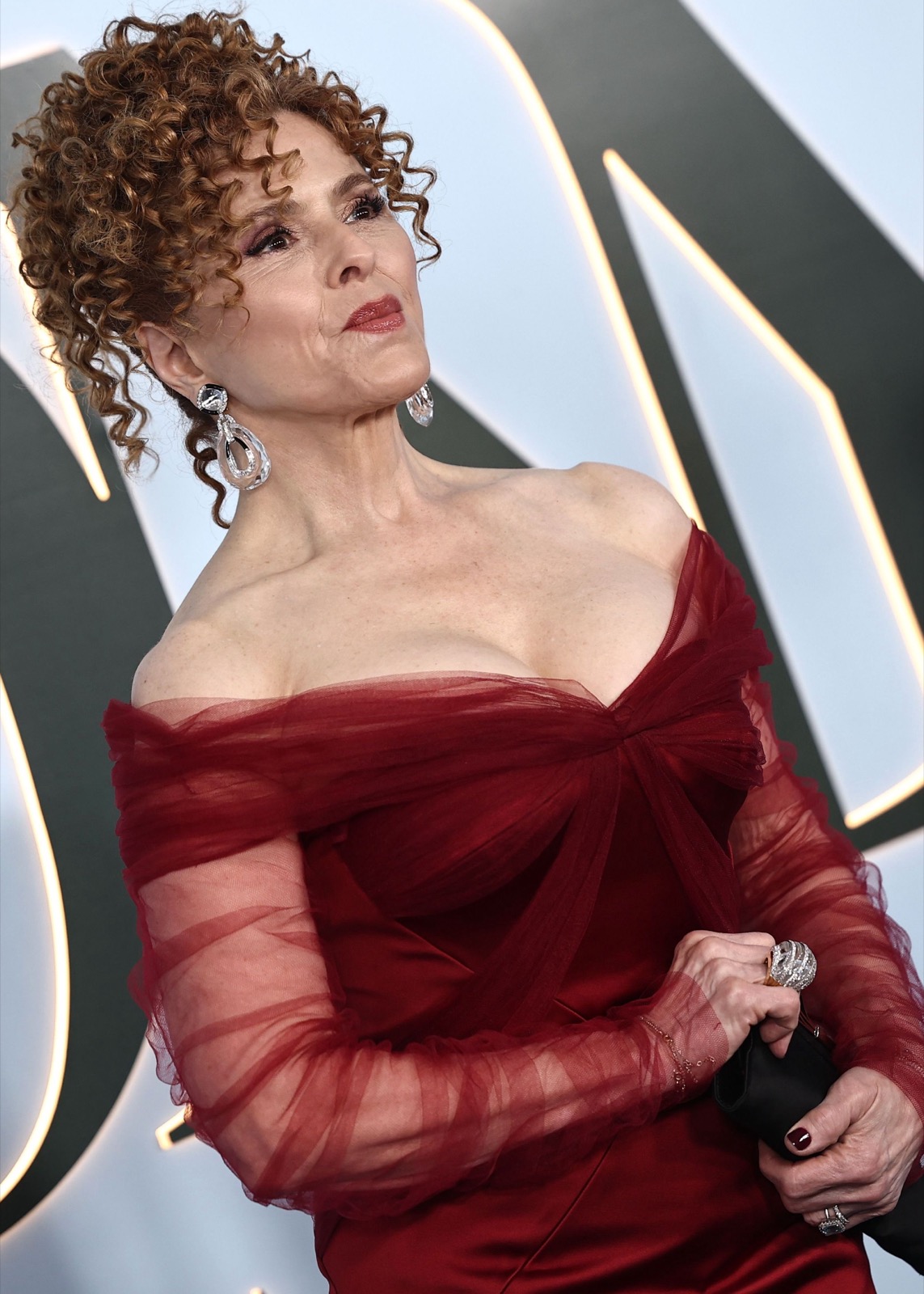 Bernadette Peters en robe rouge à la 79e cérémonie des Tony Awards