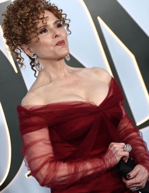 Bernadette Peters en robe rouge à la 79e cérémonie des Tony Awards
