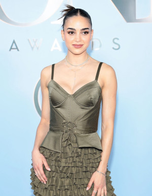 Melissa Barrera en robe kaki volantée à la cérémonie des Tony Awards