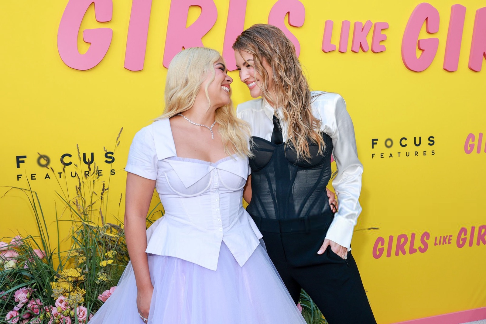 Hayley Kiyoko embrasse Becca Tilley à l’avant-première de Girls Like Girls