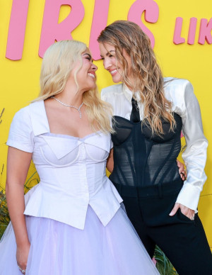 Hayley Kiyoko embrasse Becca Tilley à l’avant-première de Girls Like Girls