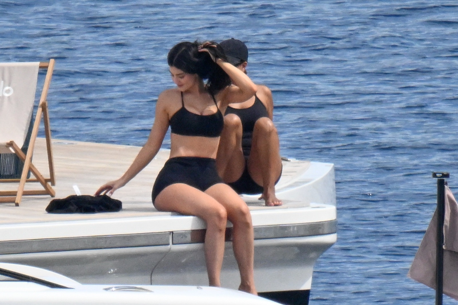 Kylie Jenner, mini-short noir et coach privée sur yacht sarde