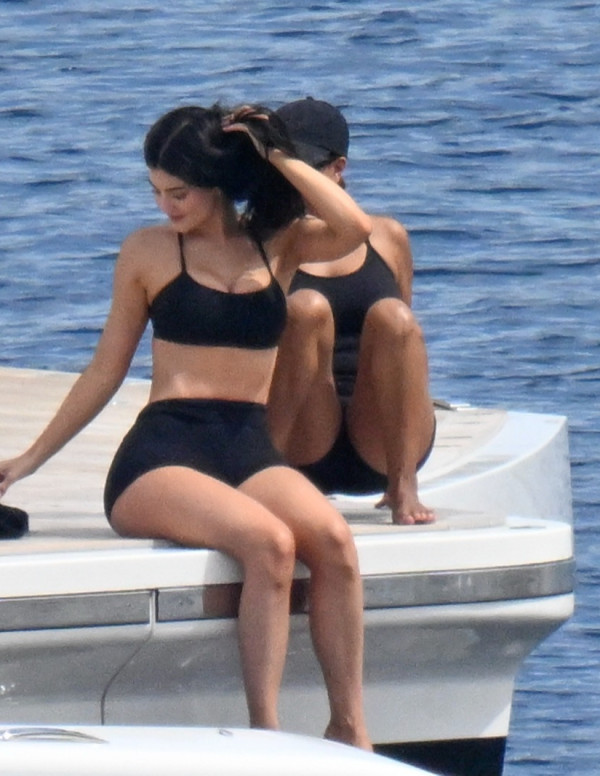 Kylie Jenner, mini-short noir et coach privée sur yacht sarde