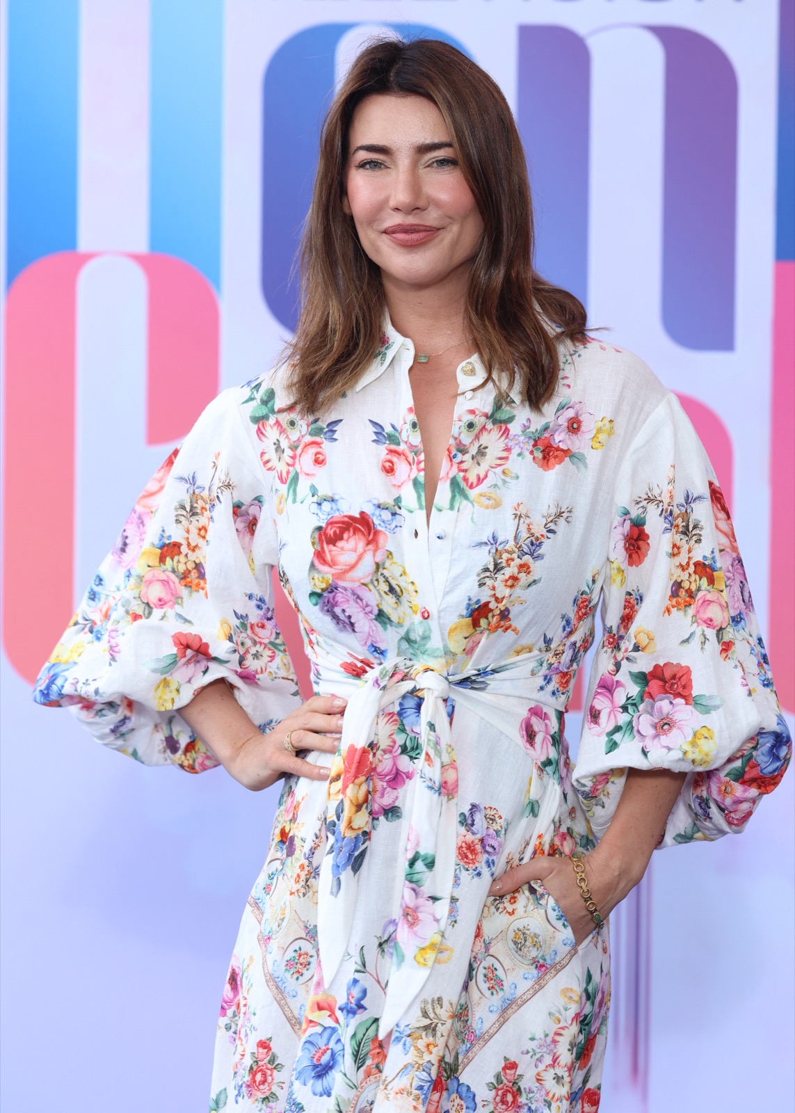 Jacqueline MacInnes Wood signe des autographes en robe fleurie à Monaco