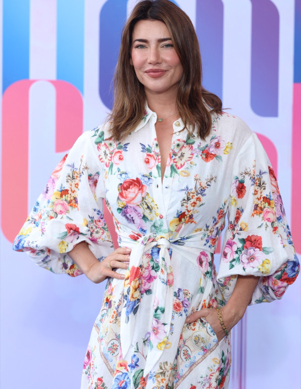 Jacqueline MacInnes Wood signe des autographes en robe fleurie à Monaco