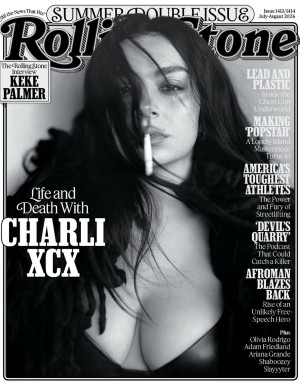 Charli XCX en noir et blanc, lingerie sombre pour Rolling Stone